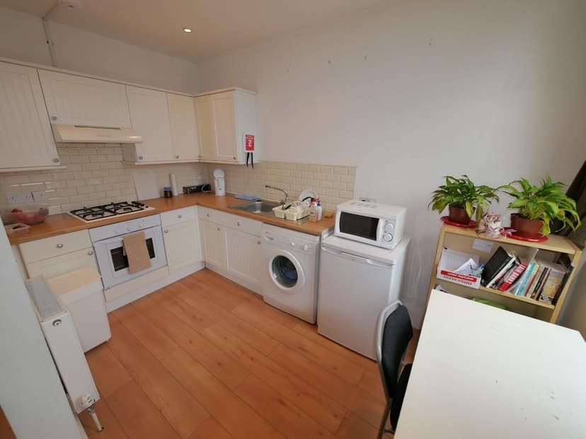 Flat 4, 24 Blenheim Square, Leeds - Image 3