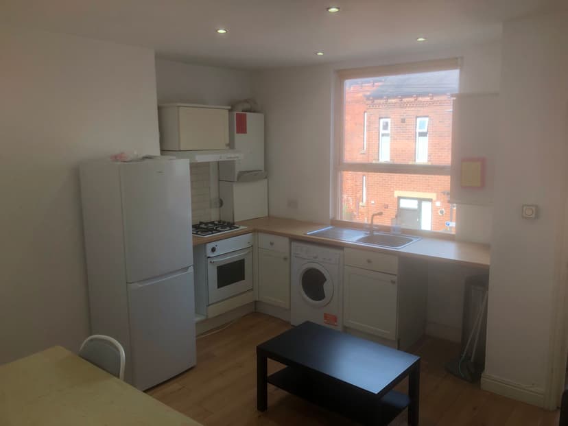 Flat 3, 24 Blenheim Square, Leeds - Image 4