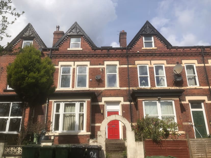 Flat 4, 24 Blenheim Square, Leeds - Image 2