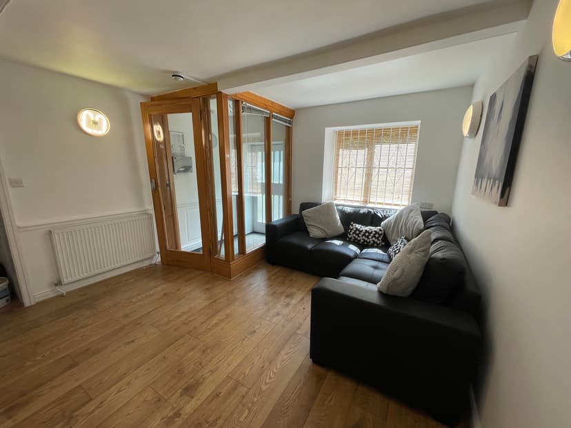 18 Hyde Park Corner, Moor View - Image 2