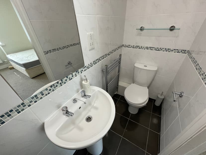 18 Hyde Park Corner, Moor View - Image 9