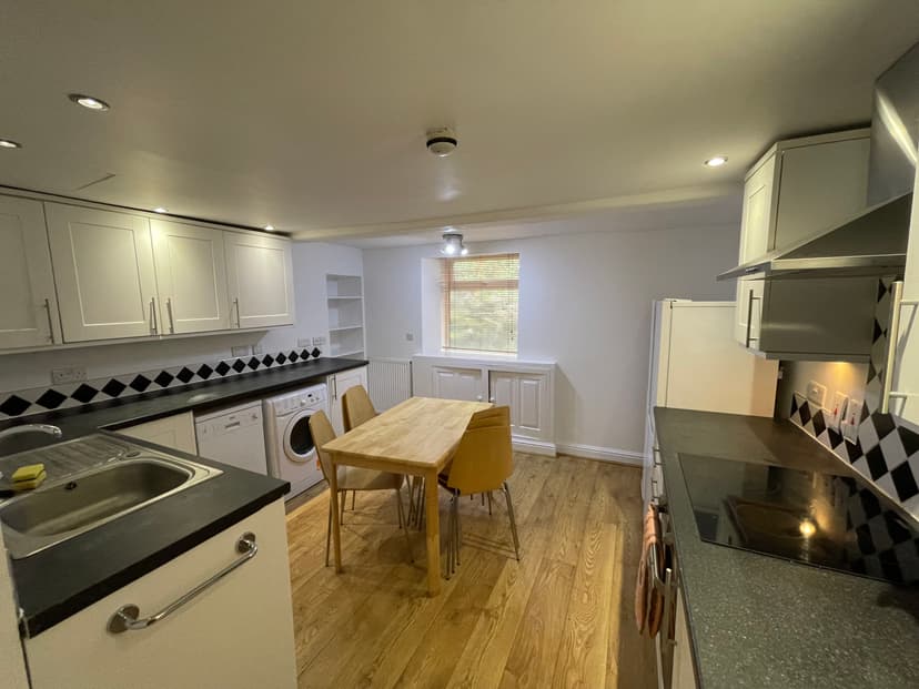 18 Hyde Park Corner, Moor View - Image 3