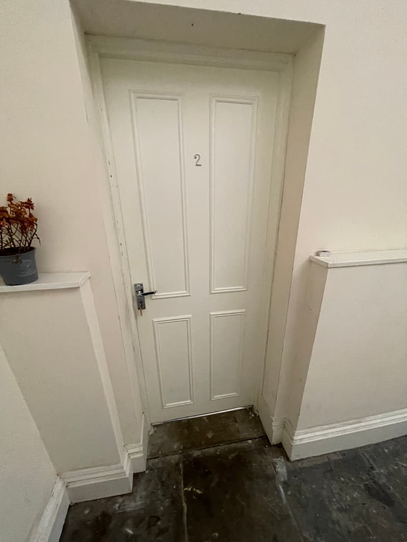 Flat 2, 37 Hanover Square, Leeds - Image 2