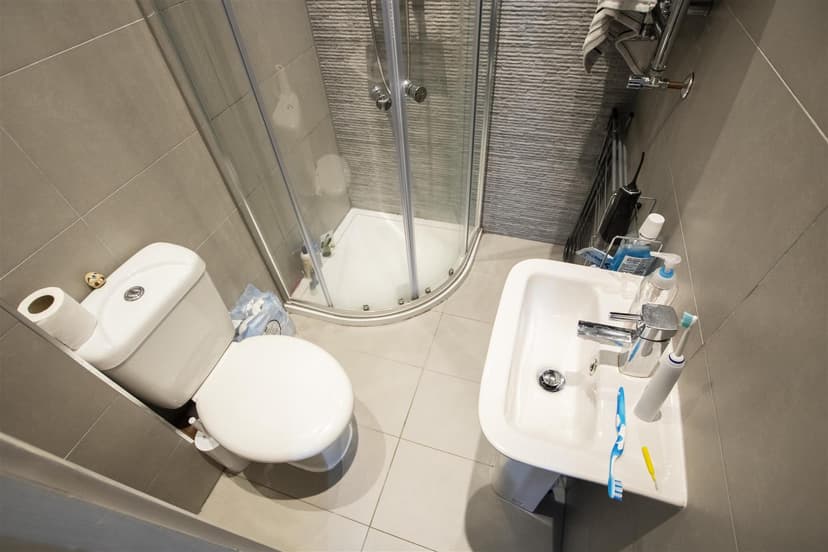 185, Tiverton Road - Image 2