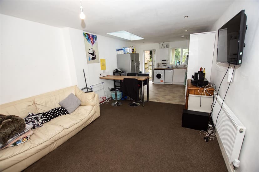 140, Hubert Road - Image 13