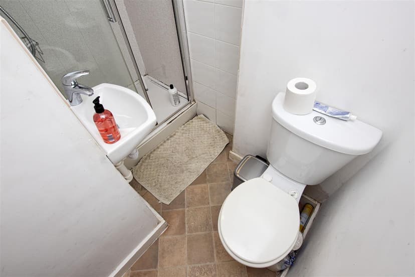 140, Hubert Road - Image 3