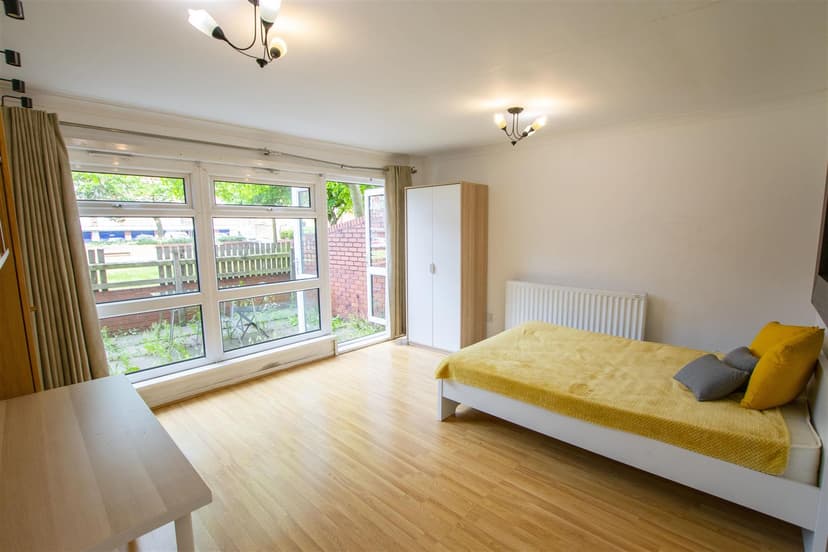 11, Shepherds Gardens - Image 10