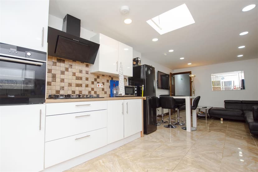 10, Holly Grove, Hubert Road - Image 11