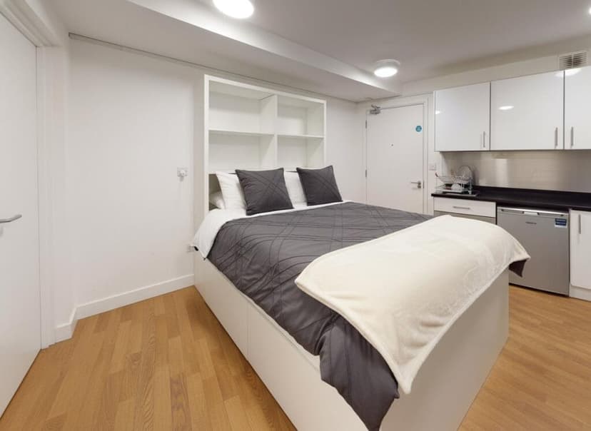 9 Pipe Lane Apartments - Image 1