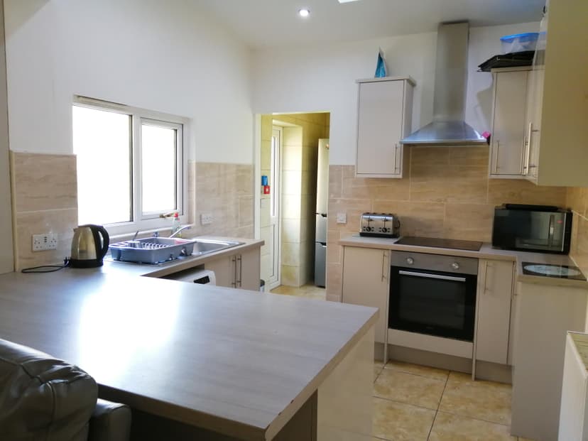 194 St Helens Avenue - Image 1