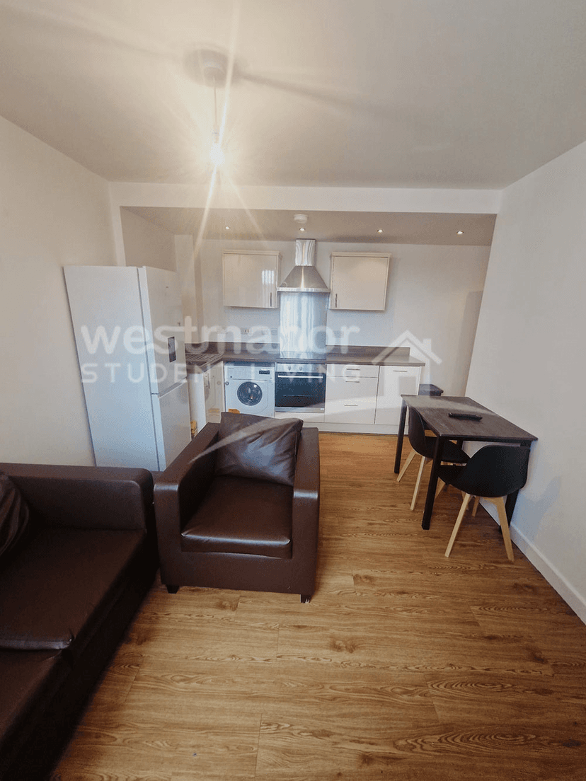 Charlesworth House - Image 13