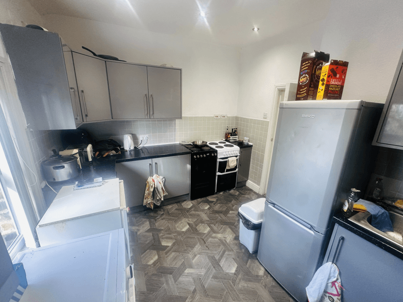 SUPERB 10 BED 2 KITCHENS 4 SHOWERS - Image 13