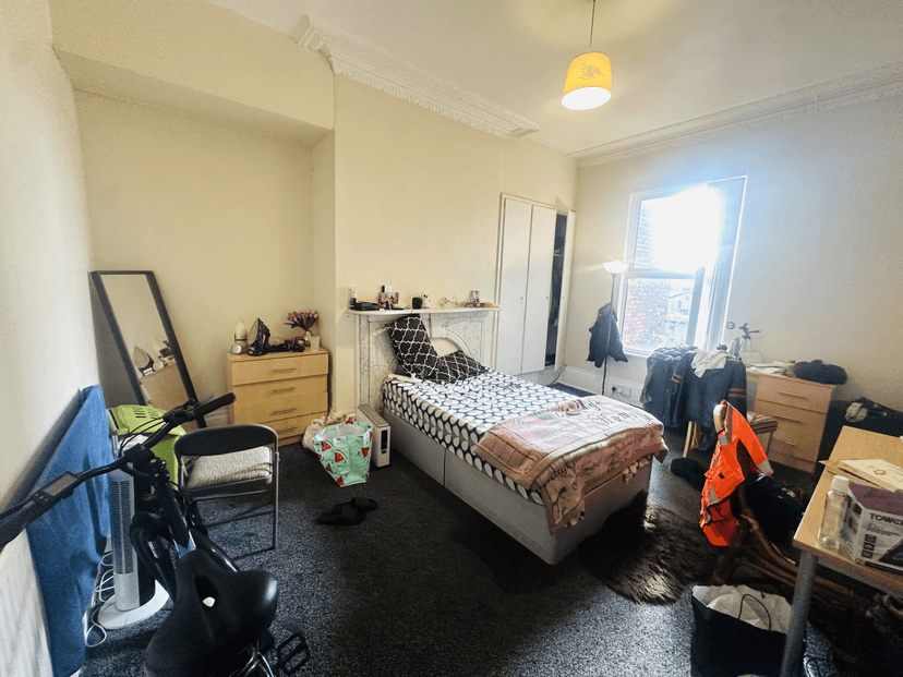 BIG 9 BED PROPERTY IN HEADINGLEY - Image 13