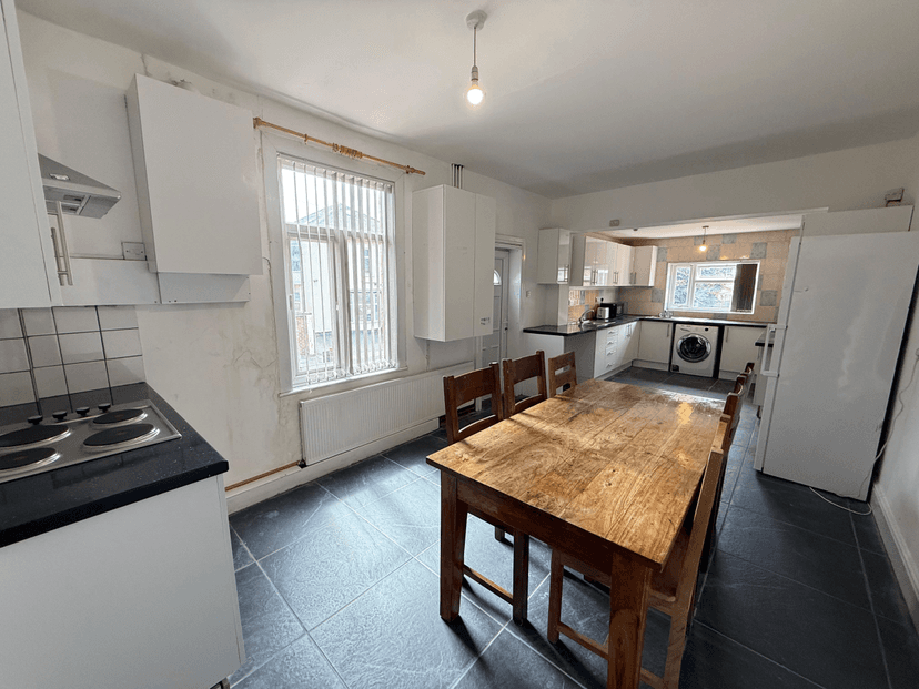 160 Harlaxton Drive, Nottingham - Image 3