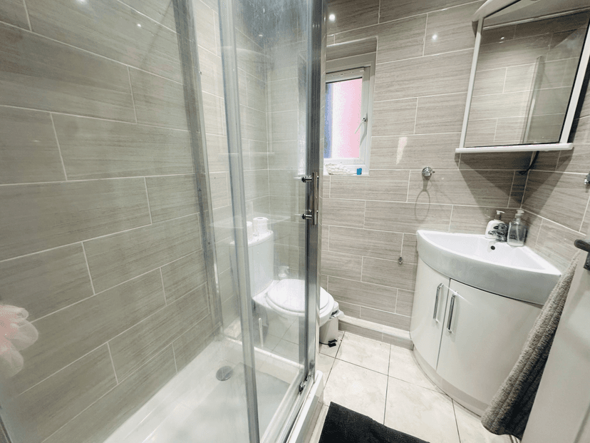 SUPERB 10 BED 2 KITCHENS 4 SHOWERS - Image 3