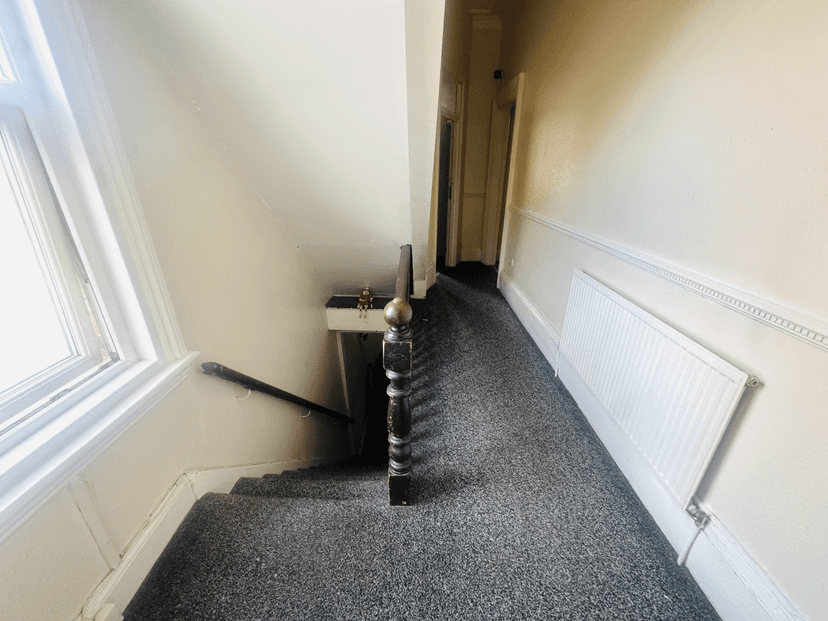 SUPERB 10 BED 2 KITCHENS 4 SHOWERS - Image 9