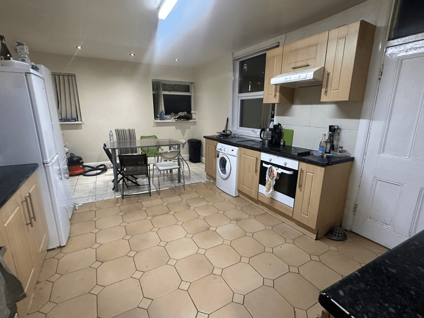 8 BEDROOM BIG PROPERTY - Image 7