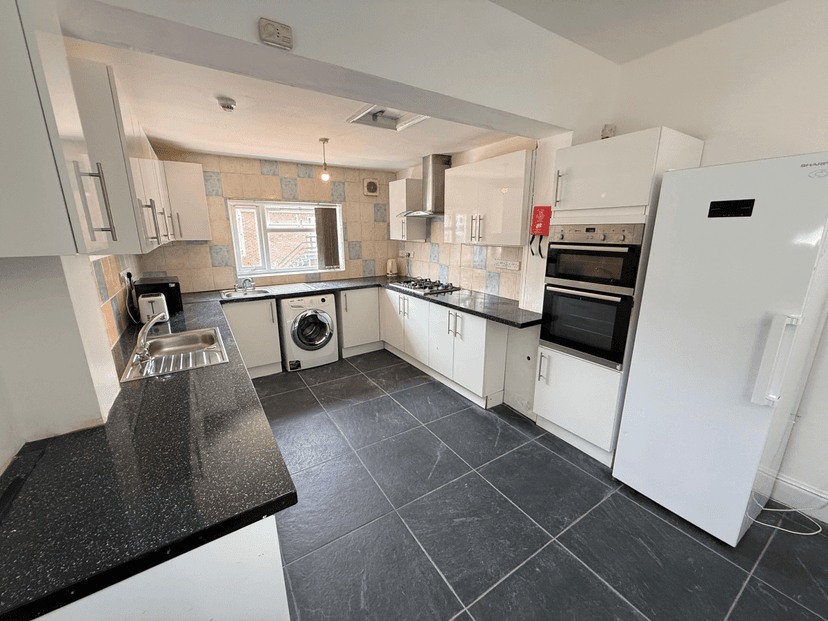 160 Harlaxton Drive, Nottingham - Image 2