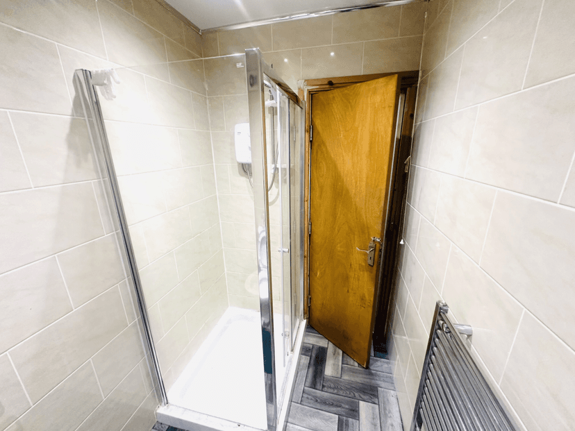 BIG 9 BED PROPERTY IN HEADINGLEY - Image 10