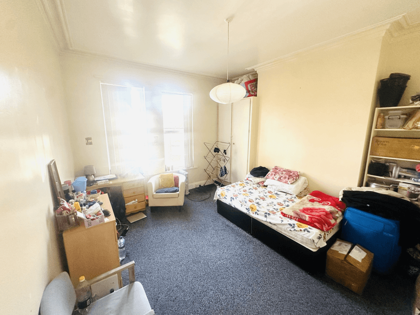 BIG 9 BED PROPERTY IN HEADINGLEY - Image 6