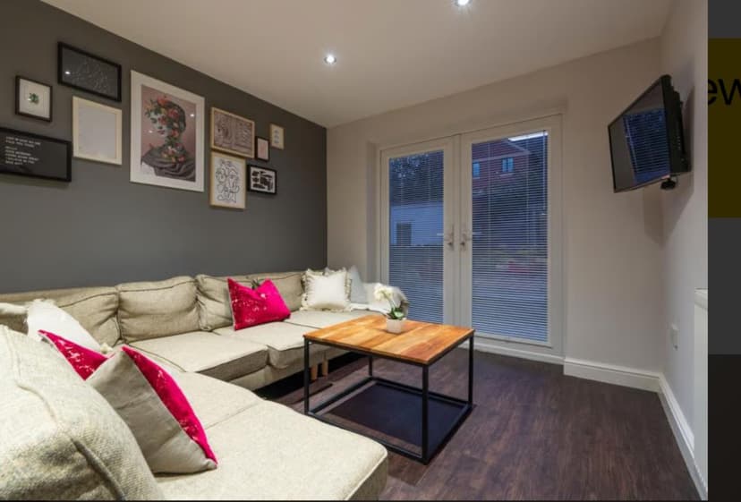 69 Richards Street - Image 2