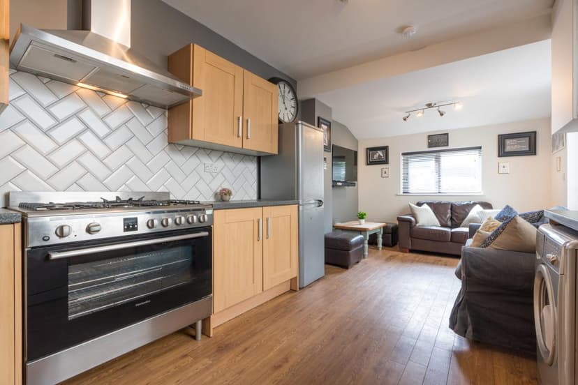 22 Glenroy Street - Image 1