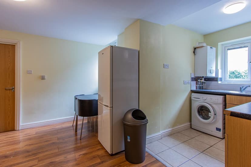 2, 11 Richmond Crescent - Image 2