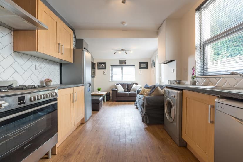 22 Glenroy Street - Image 2