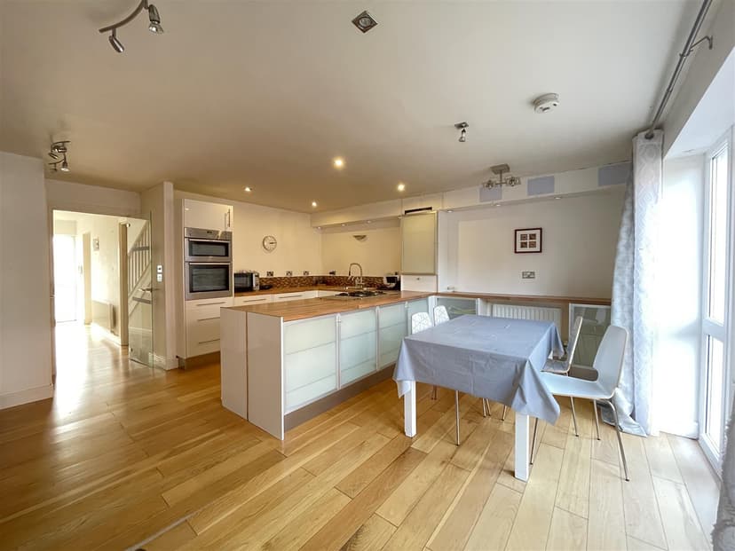 25 Park Wharf Haslam Street - Image 2