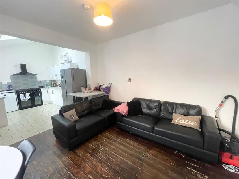 16 Bute Avenue - Image 2