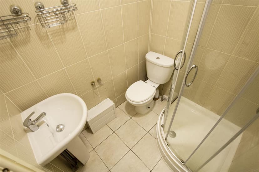 29a, Oak Tree Lane - Image 1