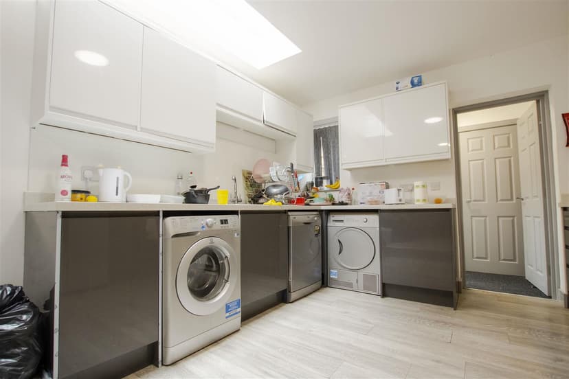 |., Hubert Road - Image 10