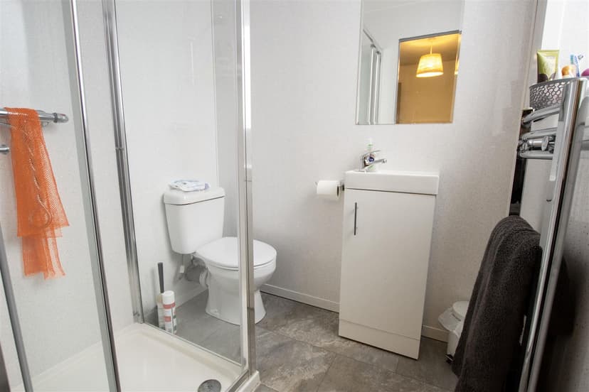 |., Hubert Road - Image 2