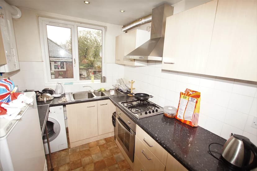 Flat A, Bristol Road - Image 1