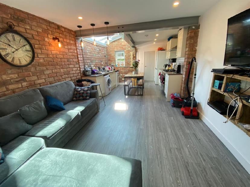 12, Daisy Road - Image 2