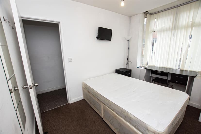 140, Hubert Road - Image 7