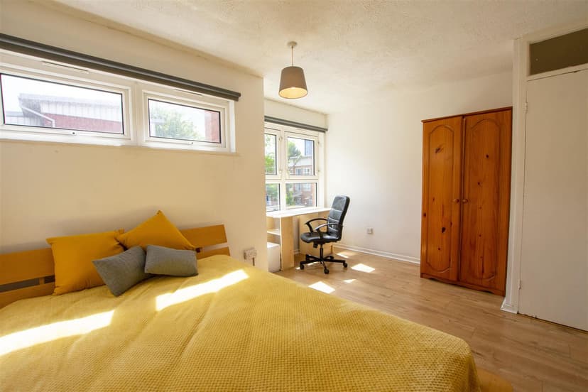 11, Shepherds Gardens - Image 14