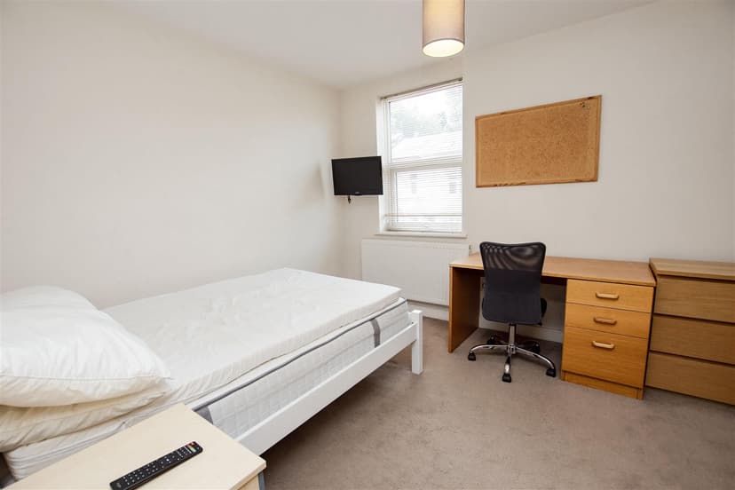 235, Hubert Road - Image 9