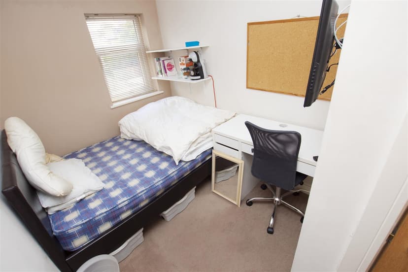 235, Hubert Road - Image 5