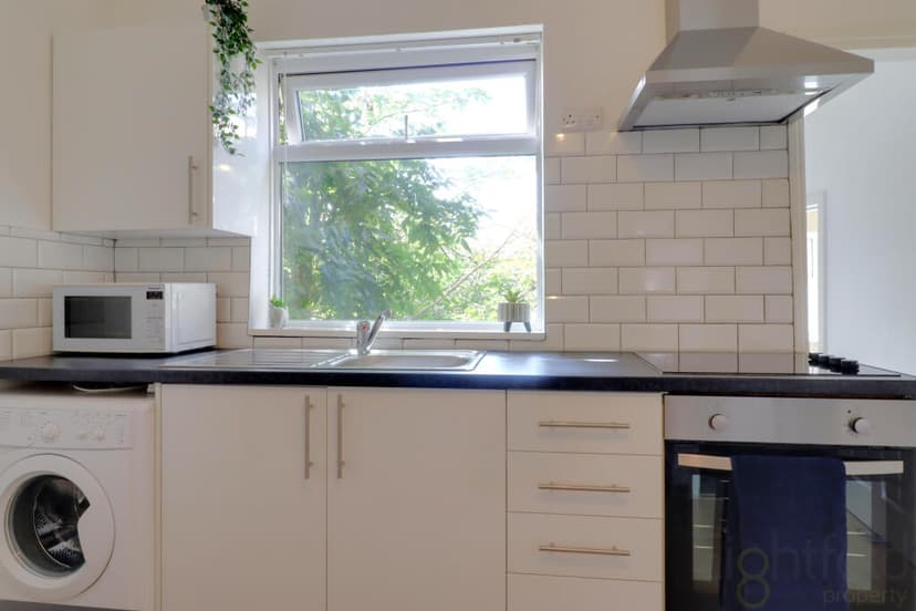 Totland Road - Image 4