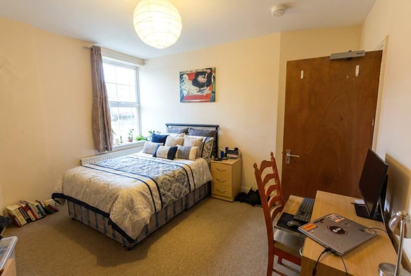 Floor 3 Byron Place - Image 1