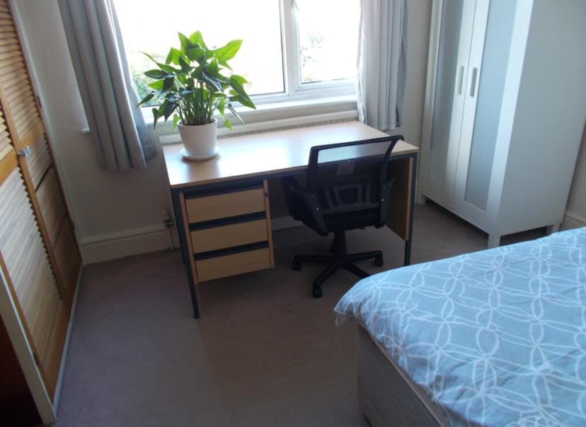 4 Bedford Crescent - Image 2