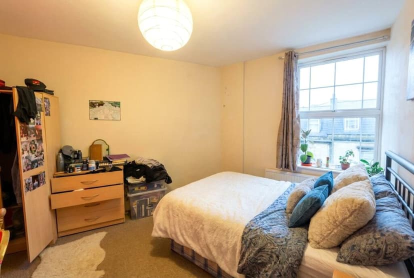 Floor 3 Byron Place - Image 1