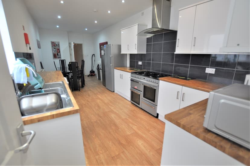 8 St Albans Road - Image 1