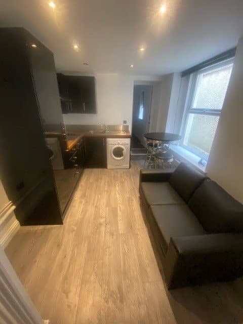 66 Mansel Street - Image 3