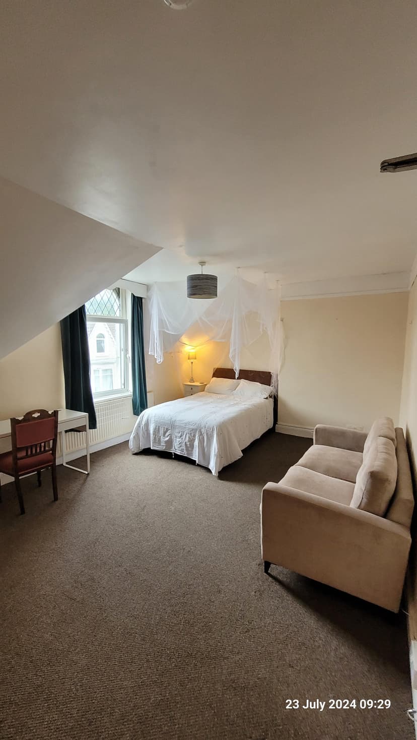 51 Gwydr Crescent - Image 4