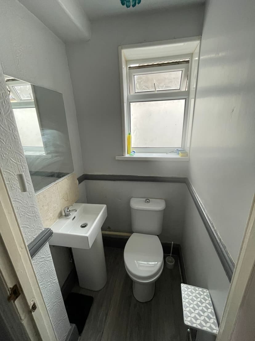 51 Gwydr Crescent - Image 9