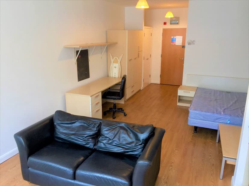 58-60 The Kingsway, Portland House - Image 3