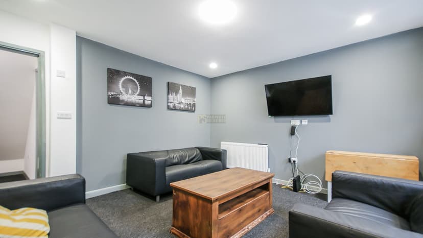 33 Hobart Croft - Image 1