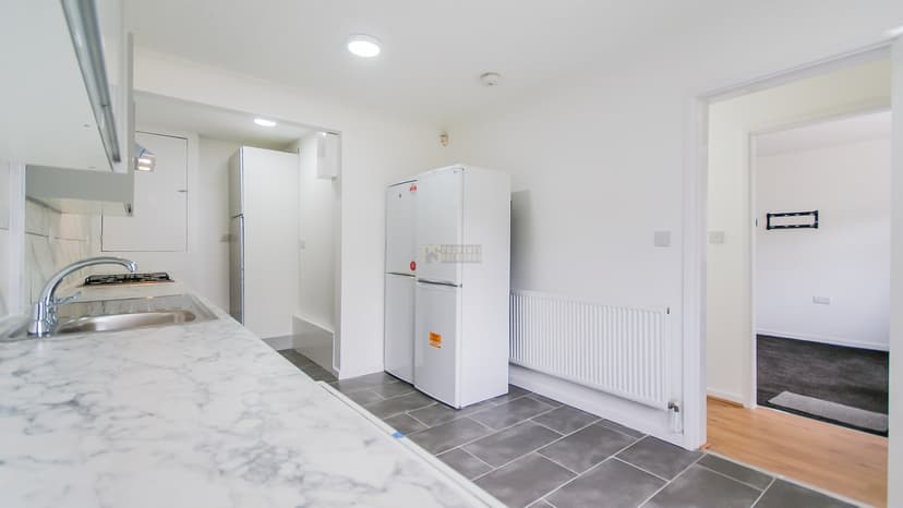 4 Hobart Croft - Image 1